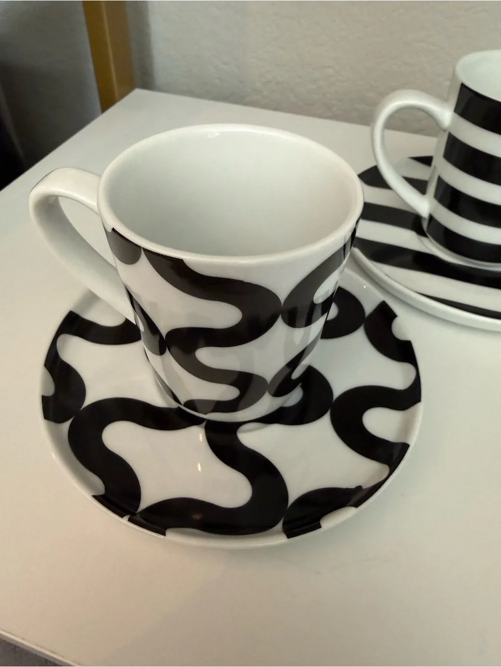 VTG Crate & Barrel Geometric Black White Espresso Cups Saucers Set